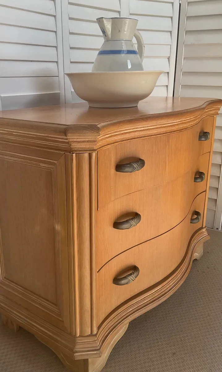 Lexington large solid bow front chest of drawers - Image 4