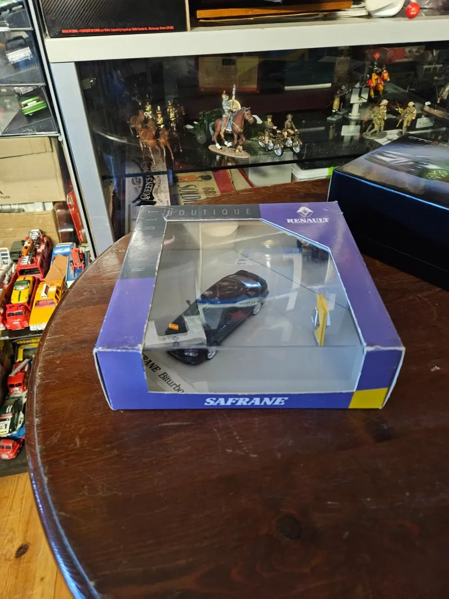 Corgi Universal Hobbies Renault Safrane - Image 4