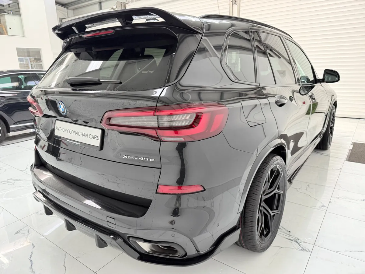 BMW X5 2022 Sapphire Black - Image 2