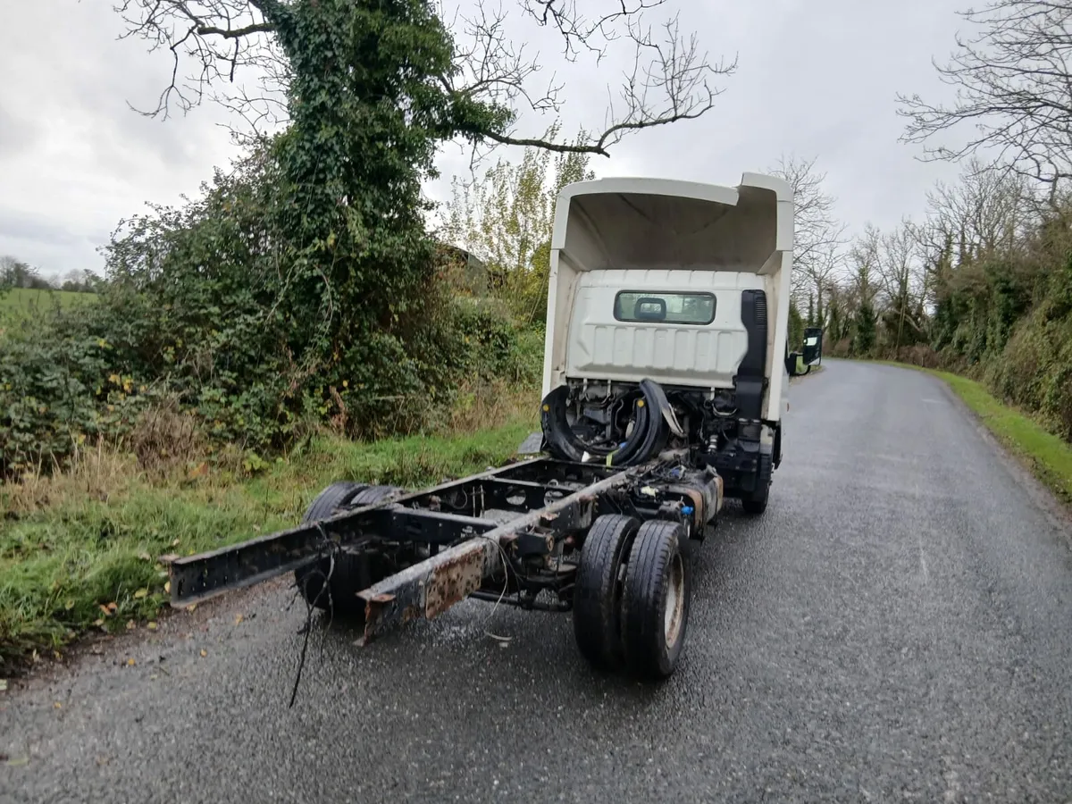 2017 mitsbushi canter cab and chassi - Image 3