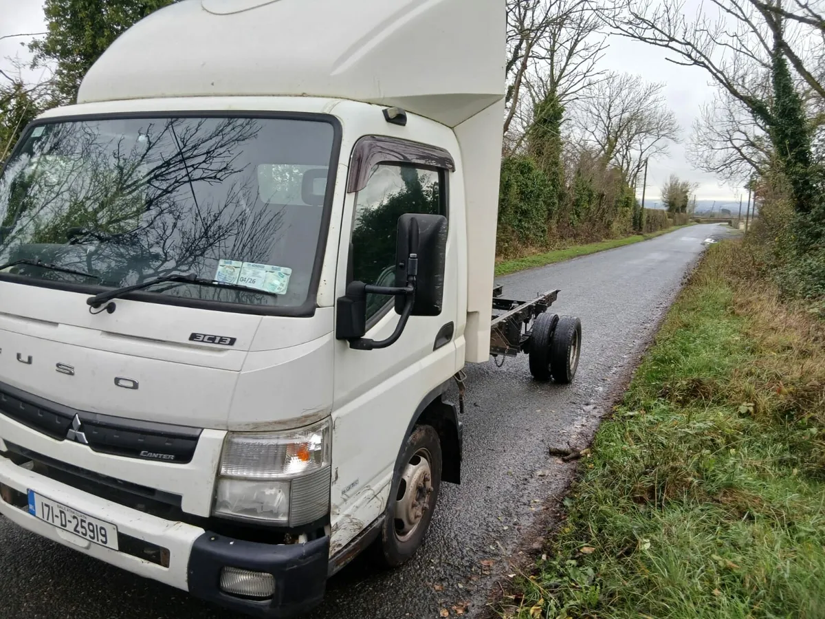 2017 mitsbushi canter cab and chassi - Image 4