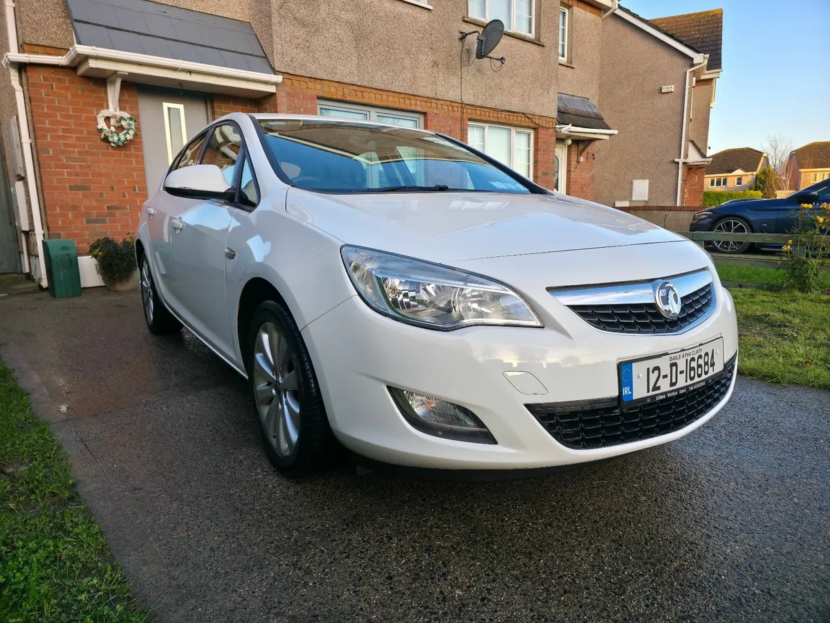 Opel Astra 2012 - Image 1