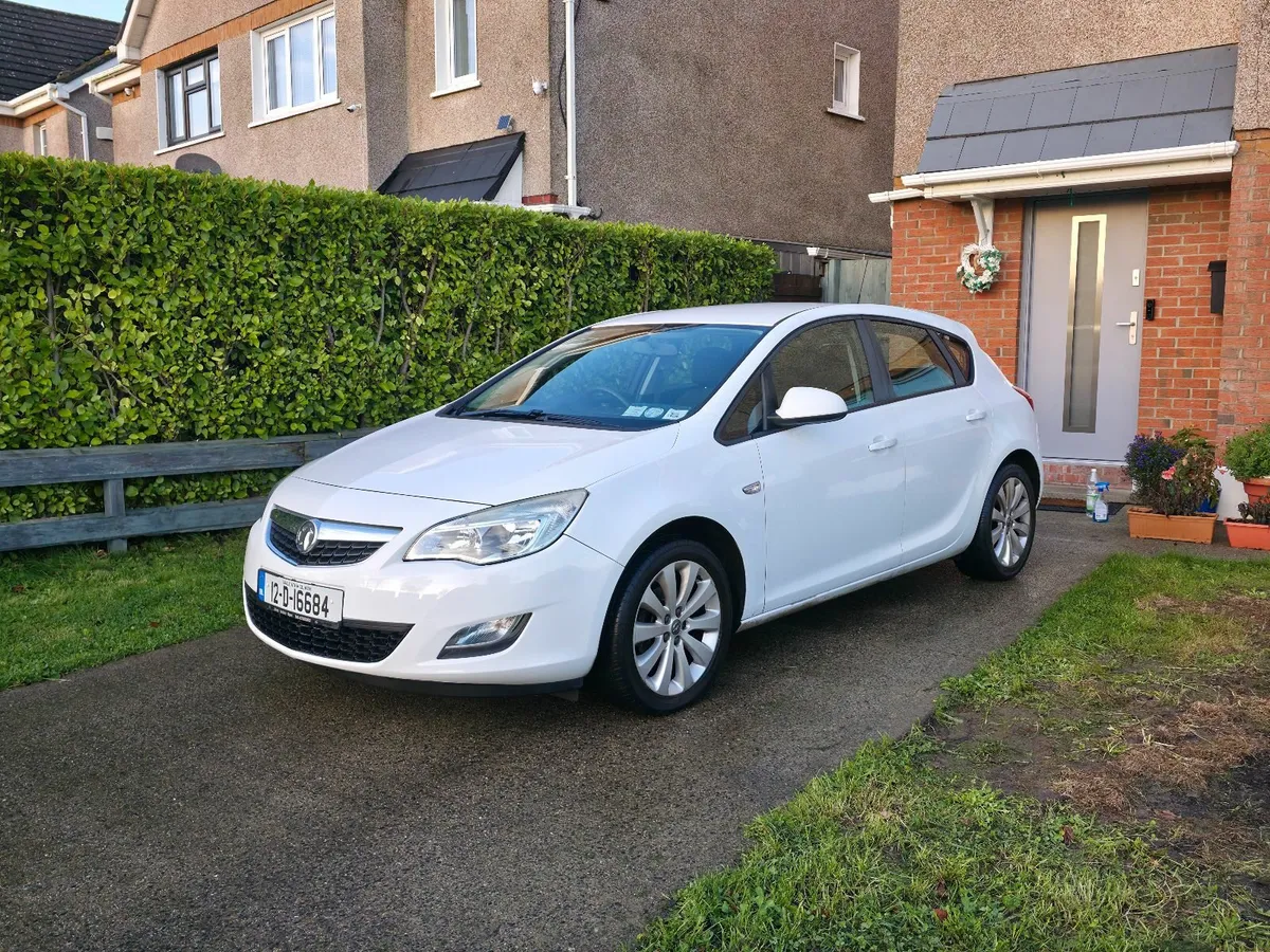 Opel Astra 2012 - Image 2