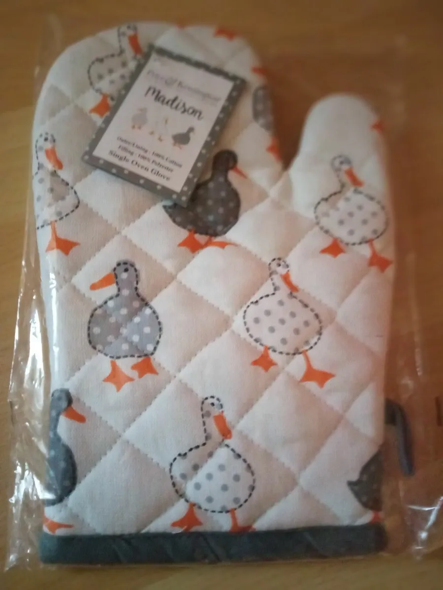 4 Placemats & 1 Matching Glove - Image 4