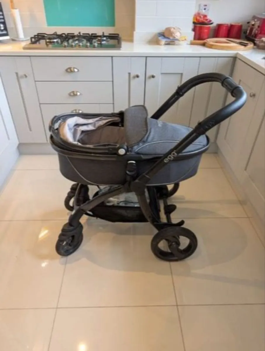 Egg bassinet and stroller for sale - Image 4