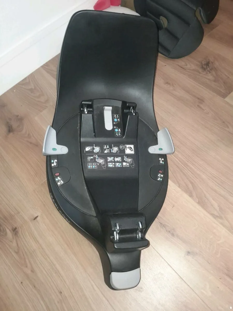Newborn Car Seat and Base - Image 4