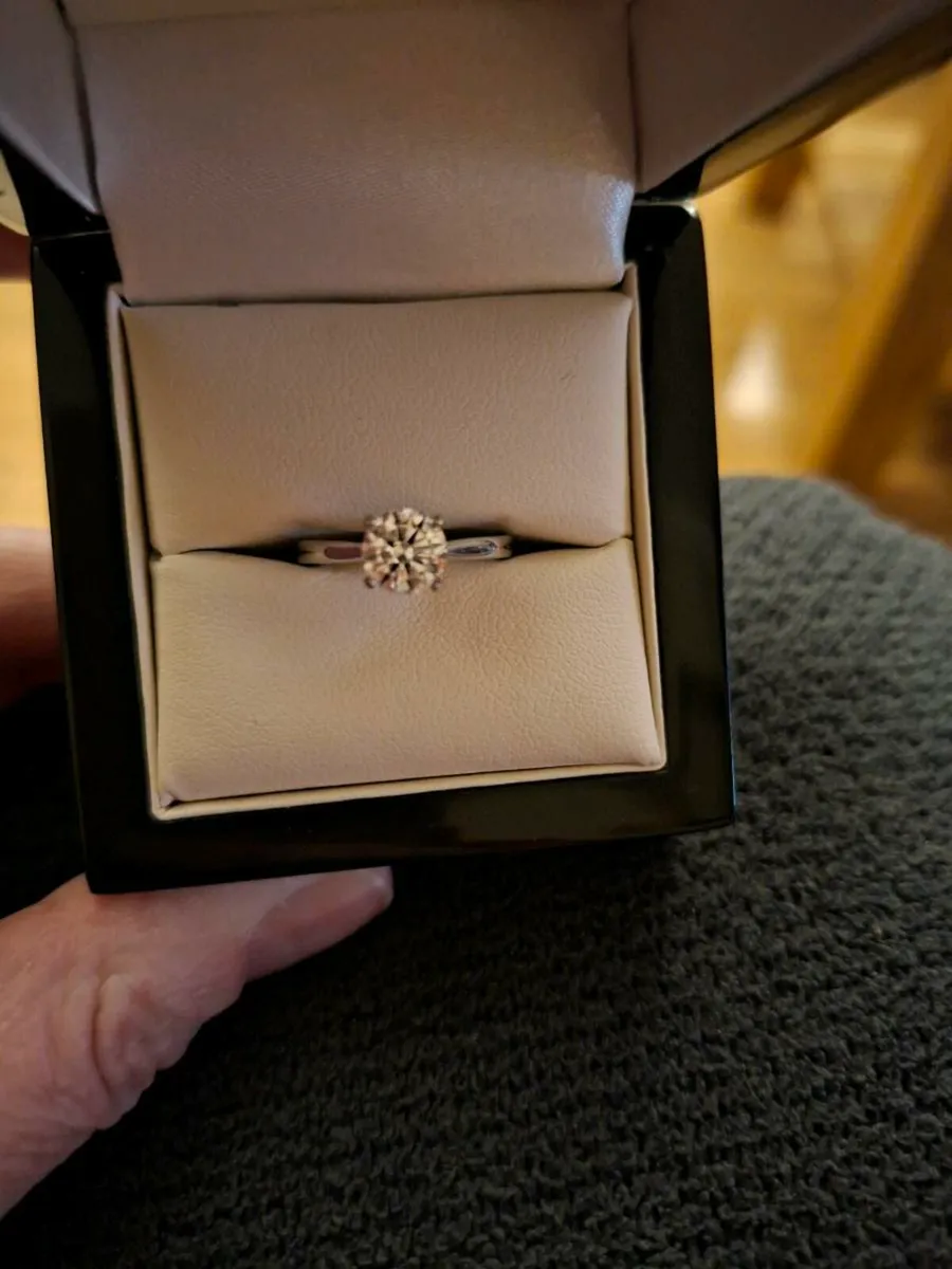 Platinum engagement ring - Image 1