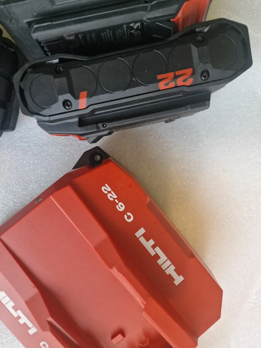 Hilti battery, charger - Image 1