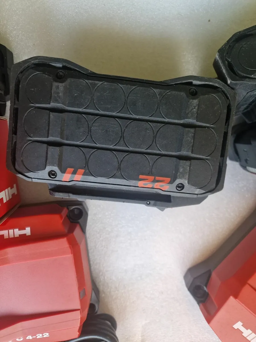 Hilti battery, charger - Image 2