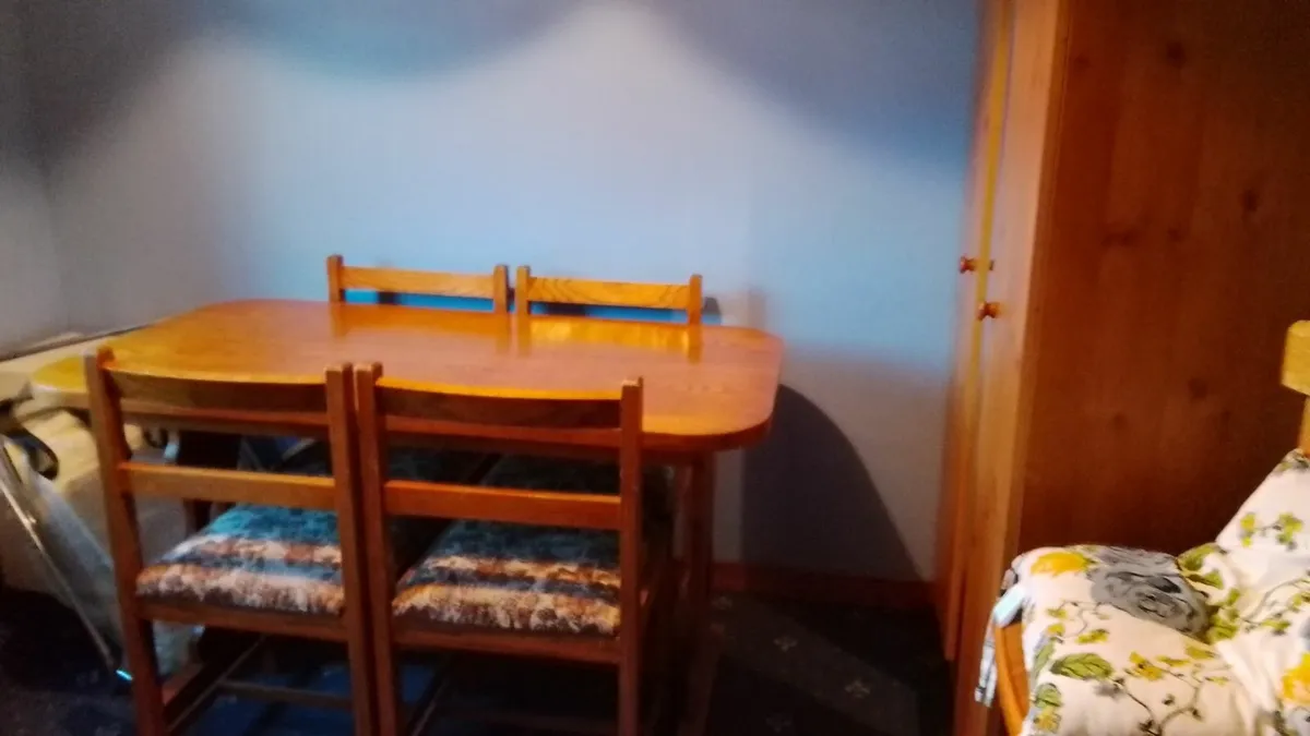 Table and 4 chairs - Image 1