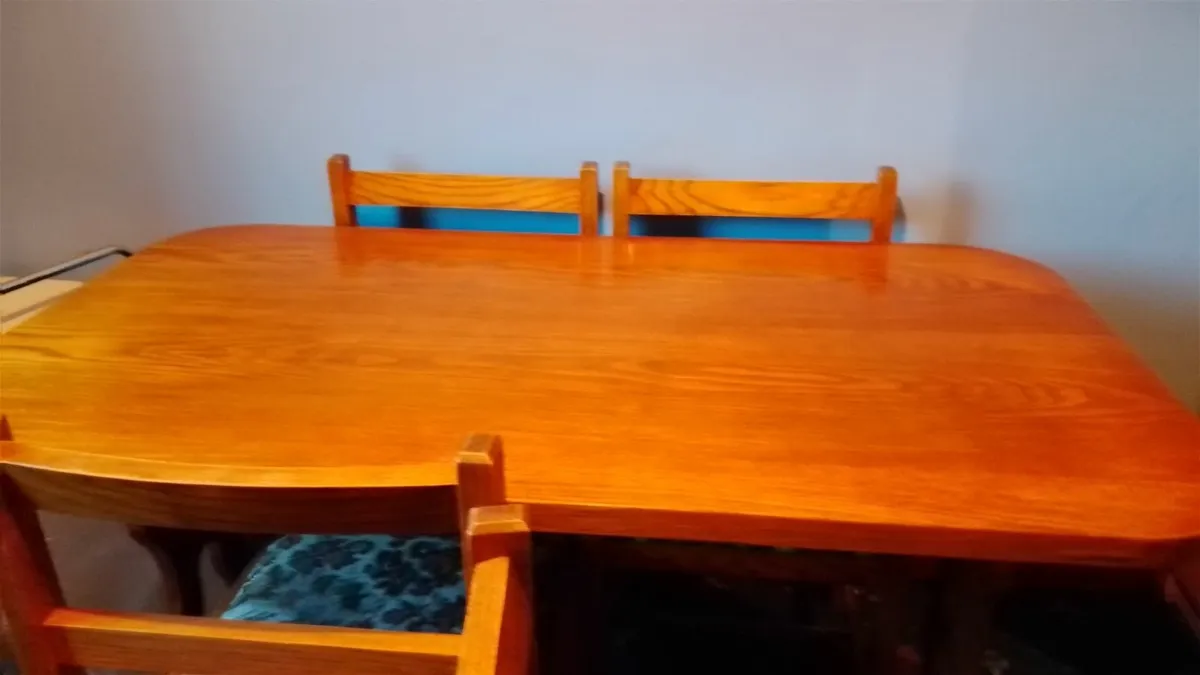 Table and 4 chairs - Image 2