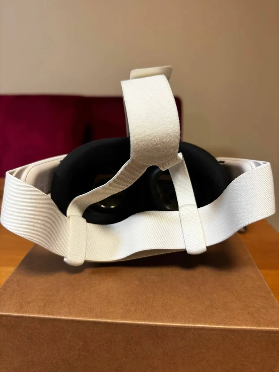 Meta Quest 3 VR Headset (Like New, 2 Month Old) - Image 4
