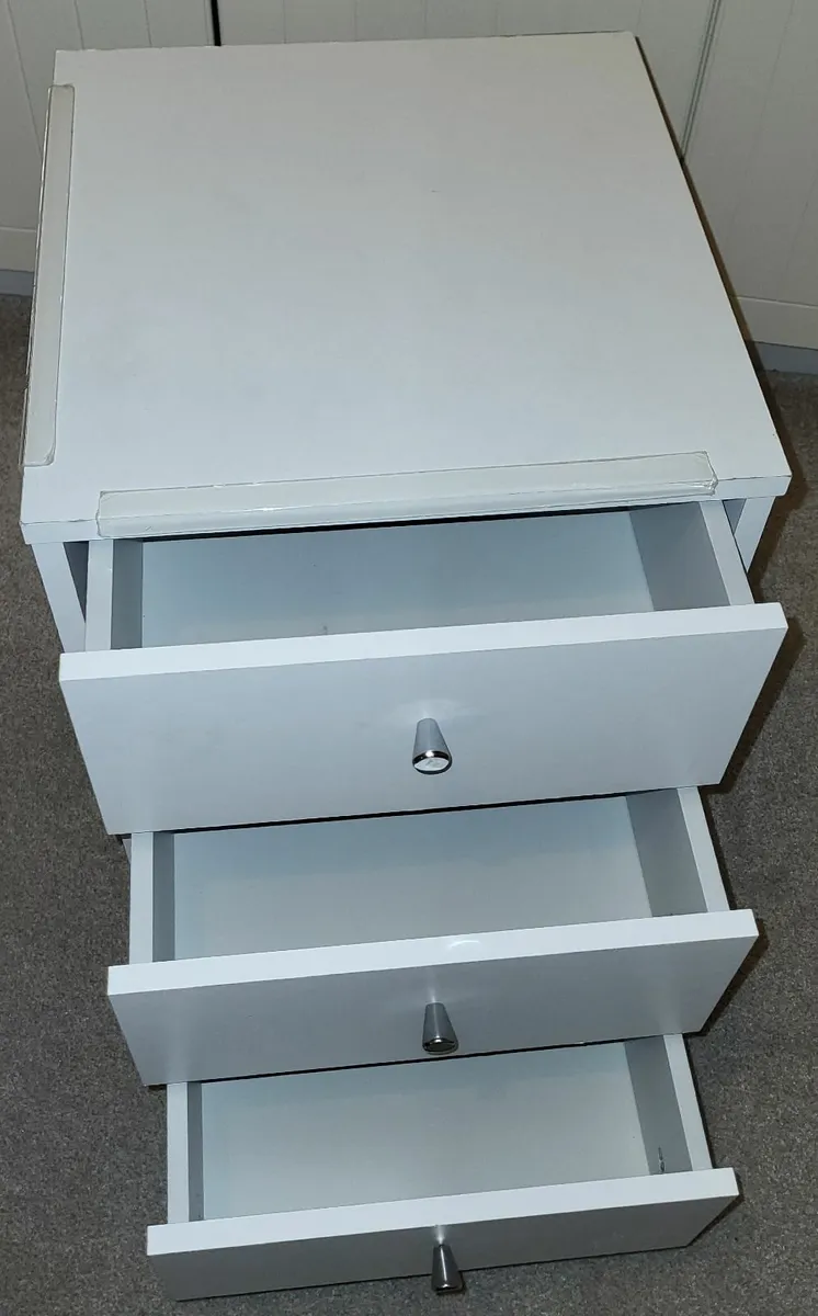Small IKEA unit of 3 drawers (bedside or deskside) - Image 3
