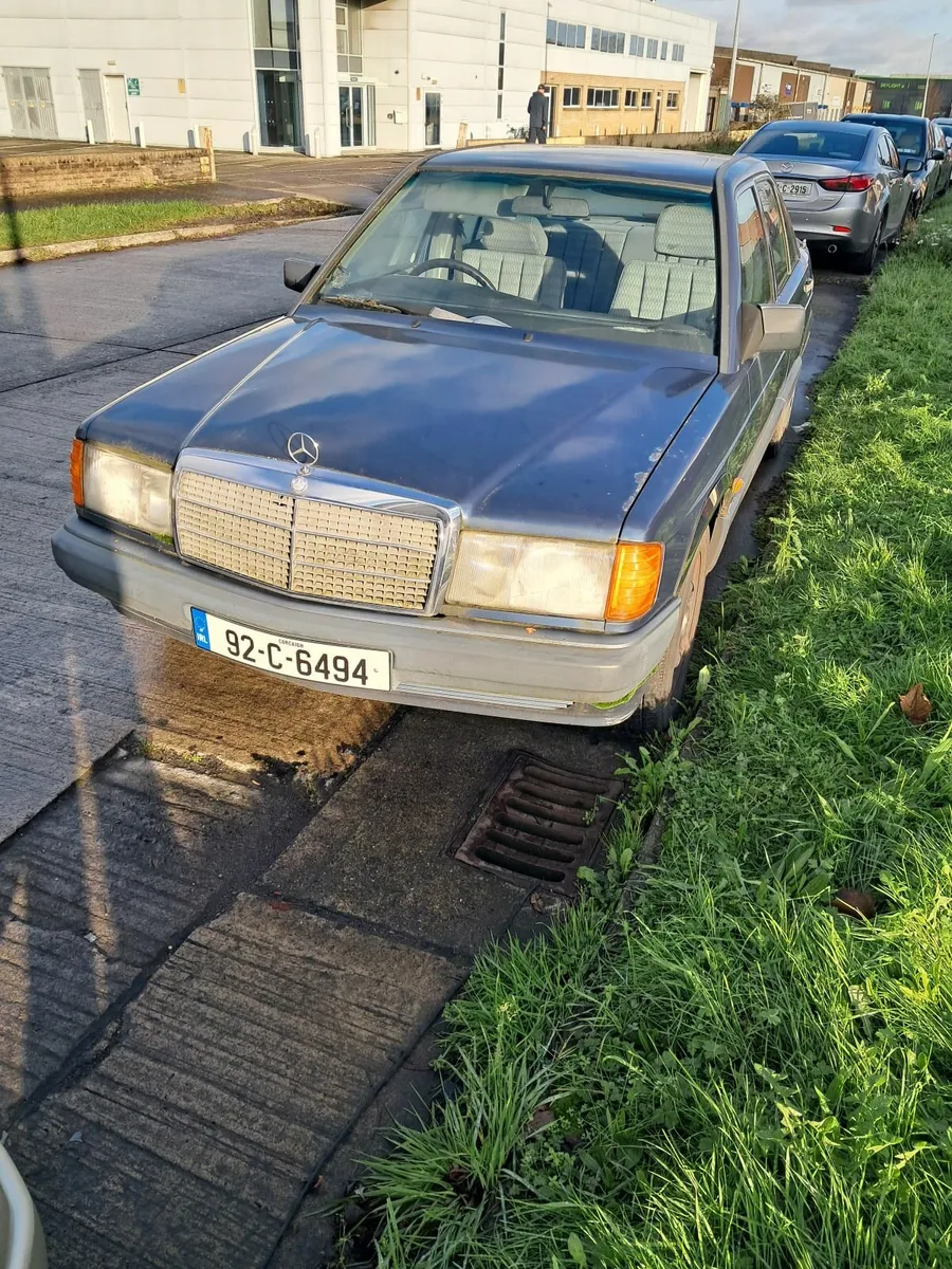 92 Mercedes E190 Automatic  ( Low mileage ) - Image 4