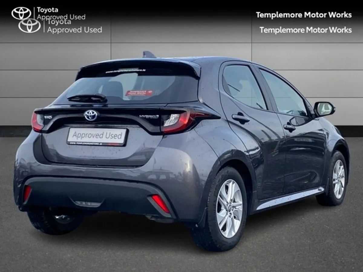 Toyota Yaris YARIS 1.5 HYBRID LUNA - Image 2