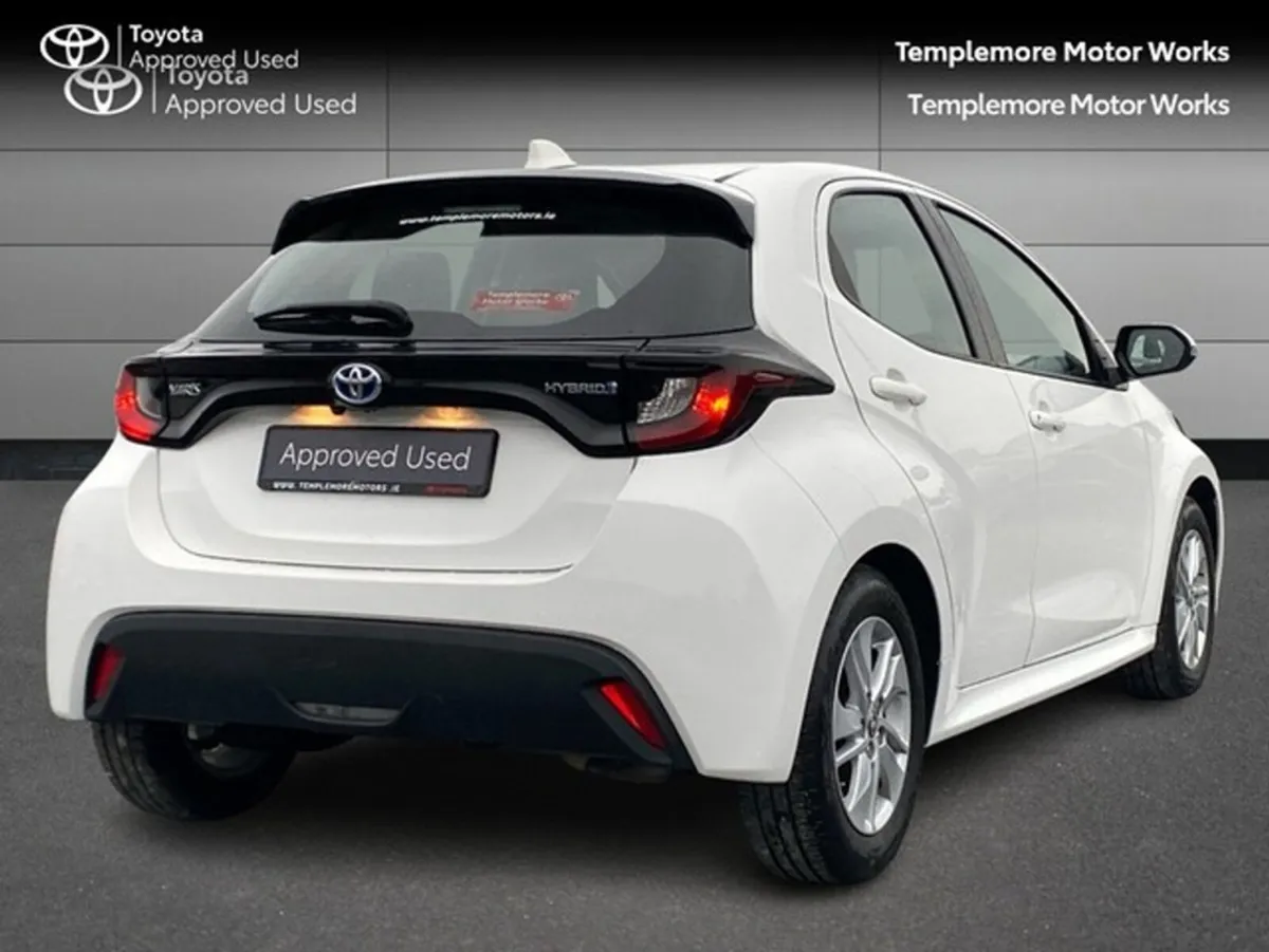 Toyota Yaris YARIS HYBRID LUNA - Image 2