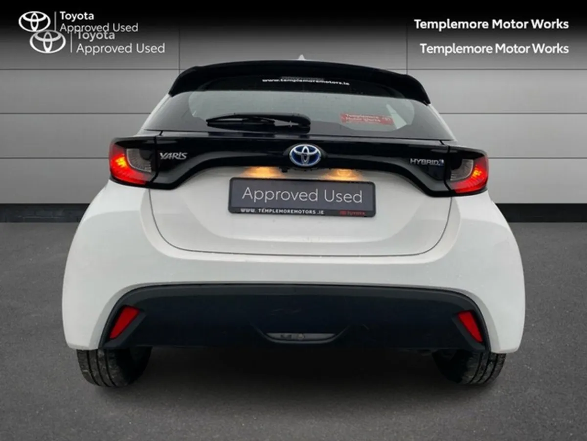 Toyota Yaris YARIS HYBRID LUNA - Image 4