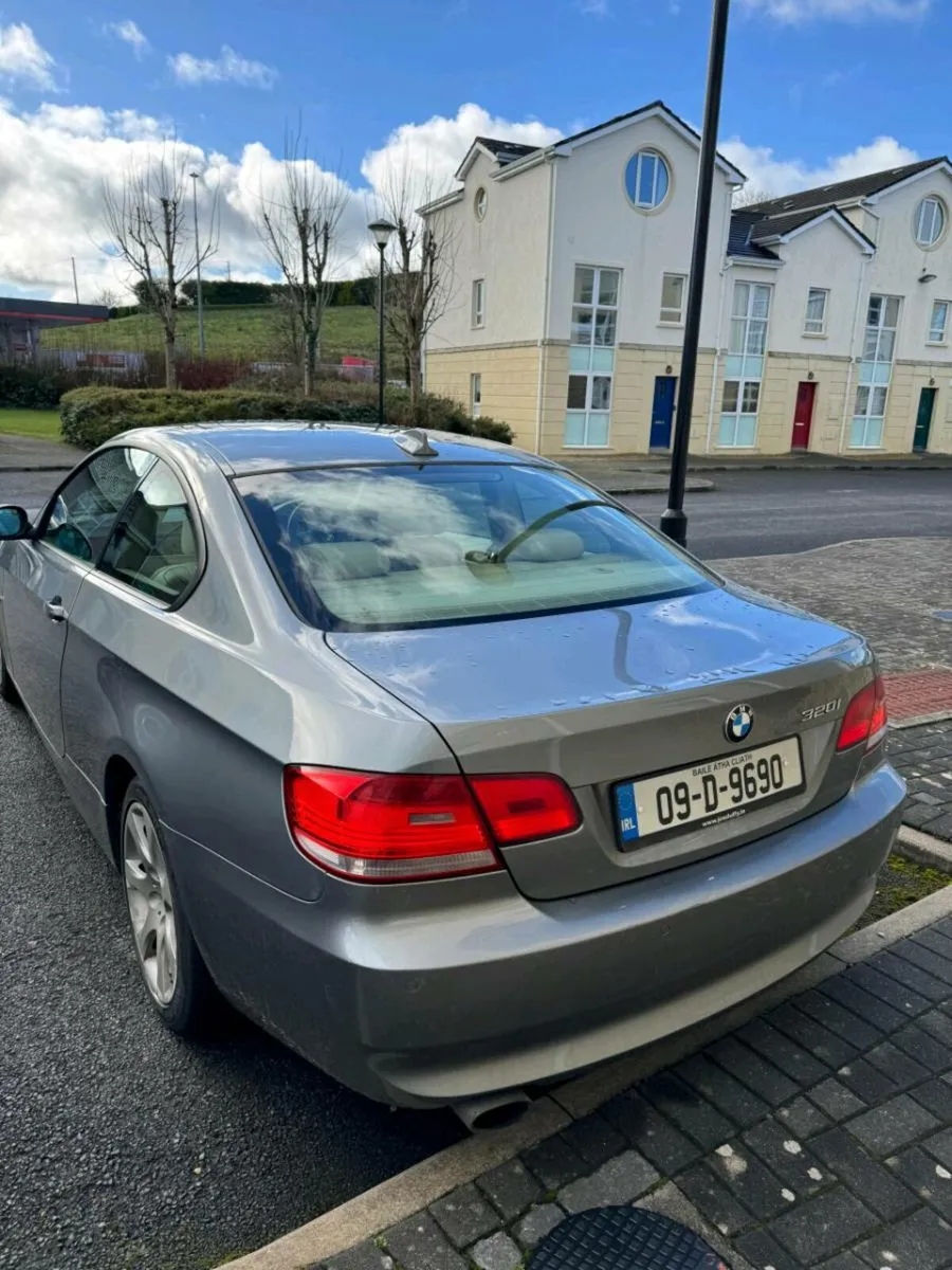 Bmw 320i 2009 coupe priced to sell - Image 4