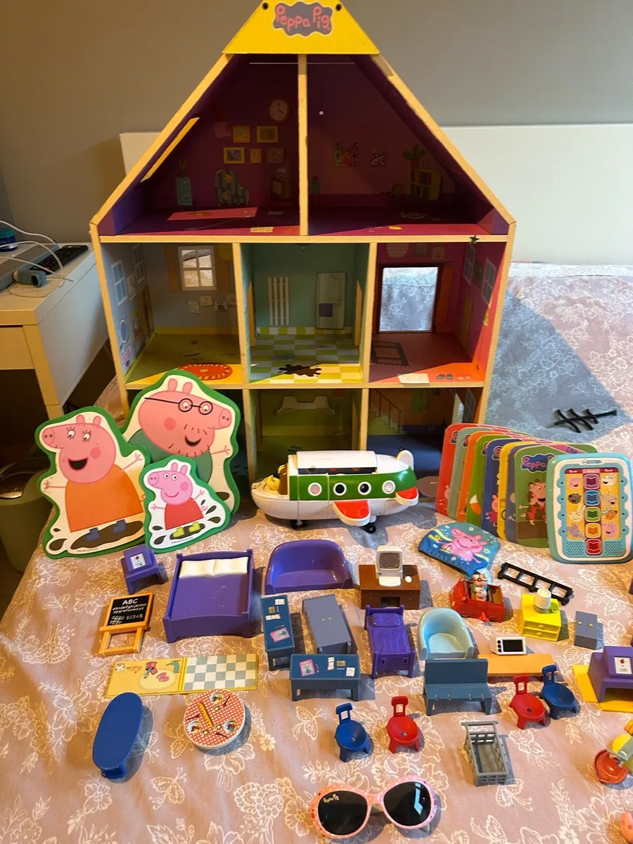 Peppa pig house and extras - Image 1