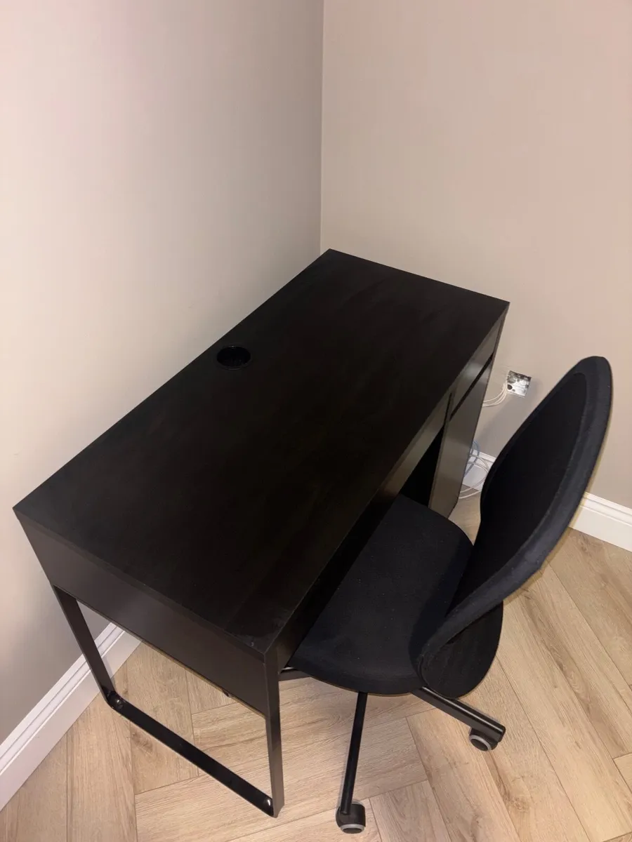Office desk and chair - Image 1