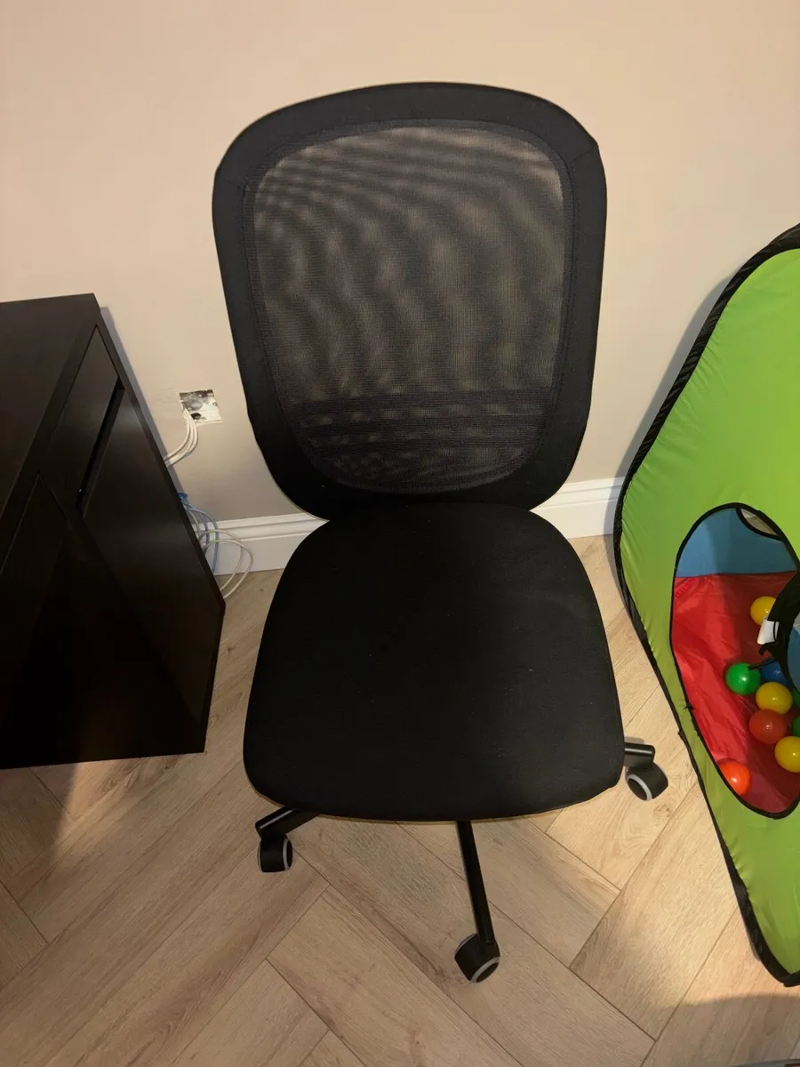 Office desk and chair - Image 4