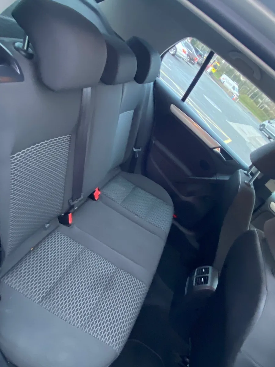 Volkswagen Golf 2011 - Image 2