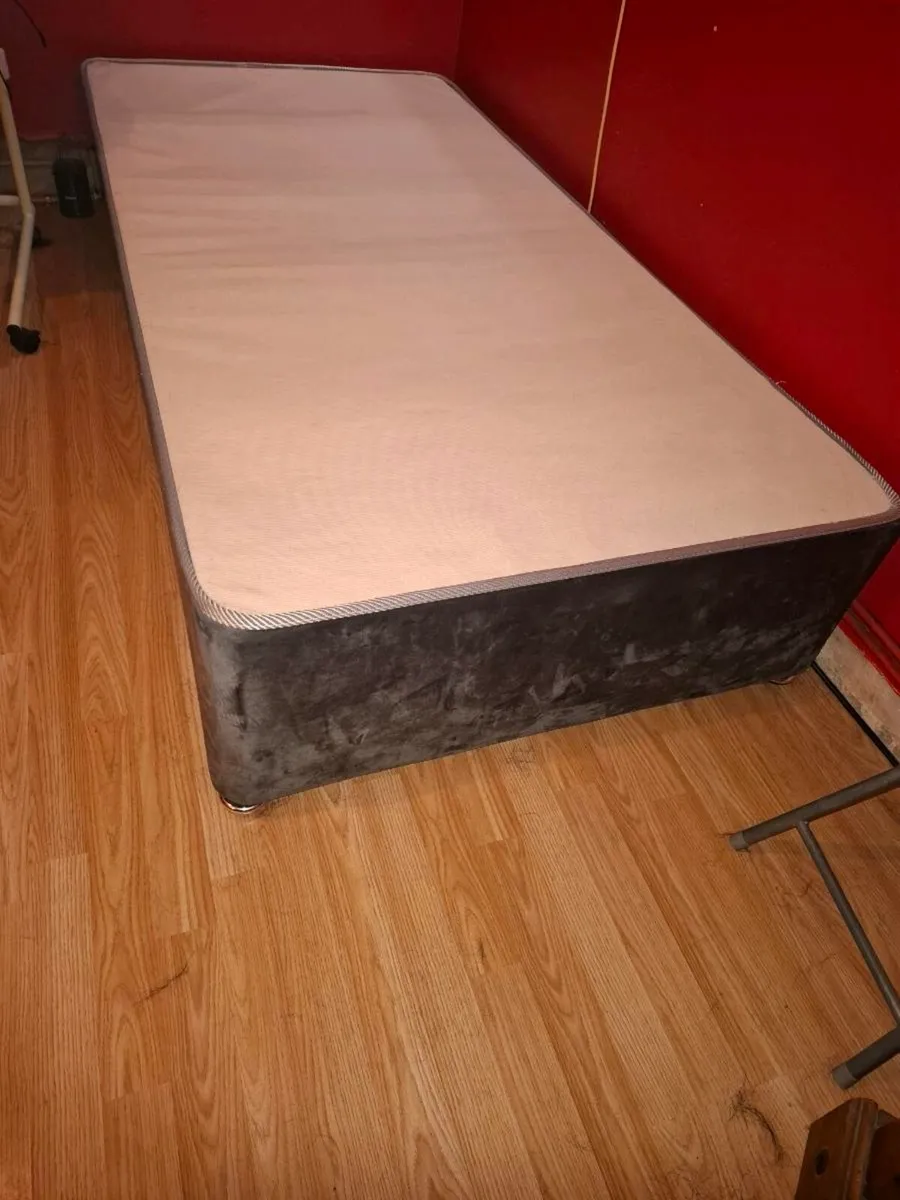 Bed frame - Image 1
