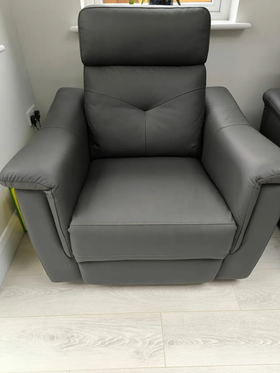 Leather electric recliners,like new - Image 2
