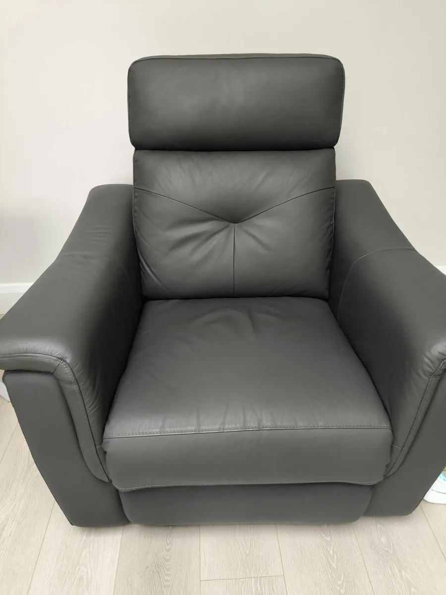 Leather electric recliners,like new - Image 3