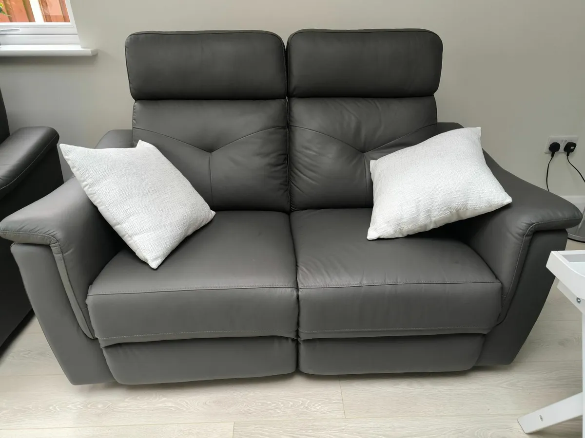 Leather electric recliners,like new - Image 1