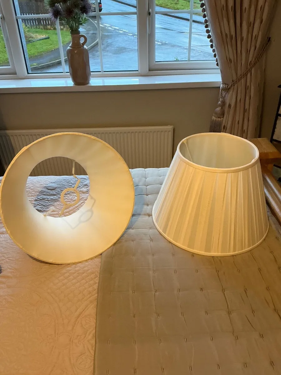 Pair of cream lined lamp shades - Image 1