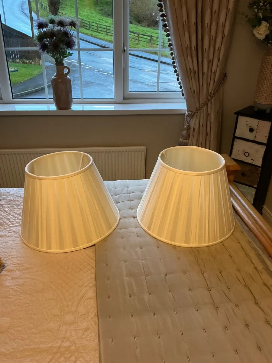 Pair of cream lined lamp shades - Image 2