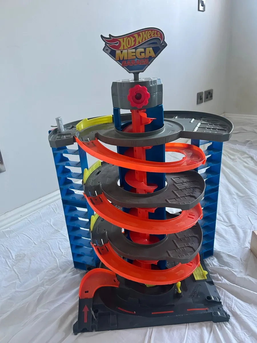 Hot Wheels City Mega Garage - Image 1