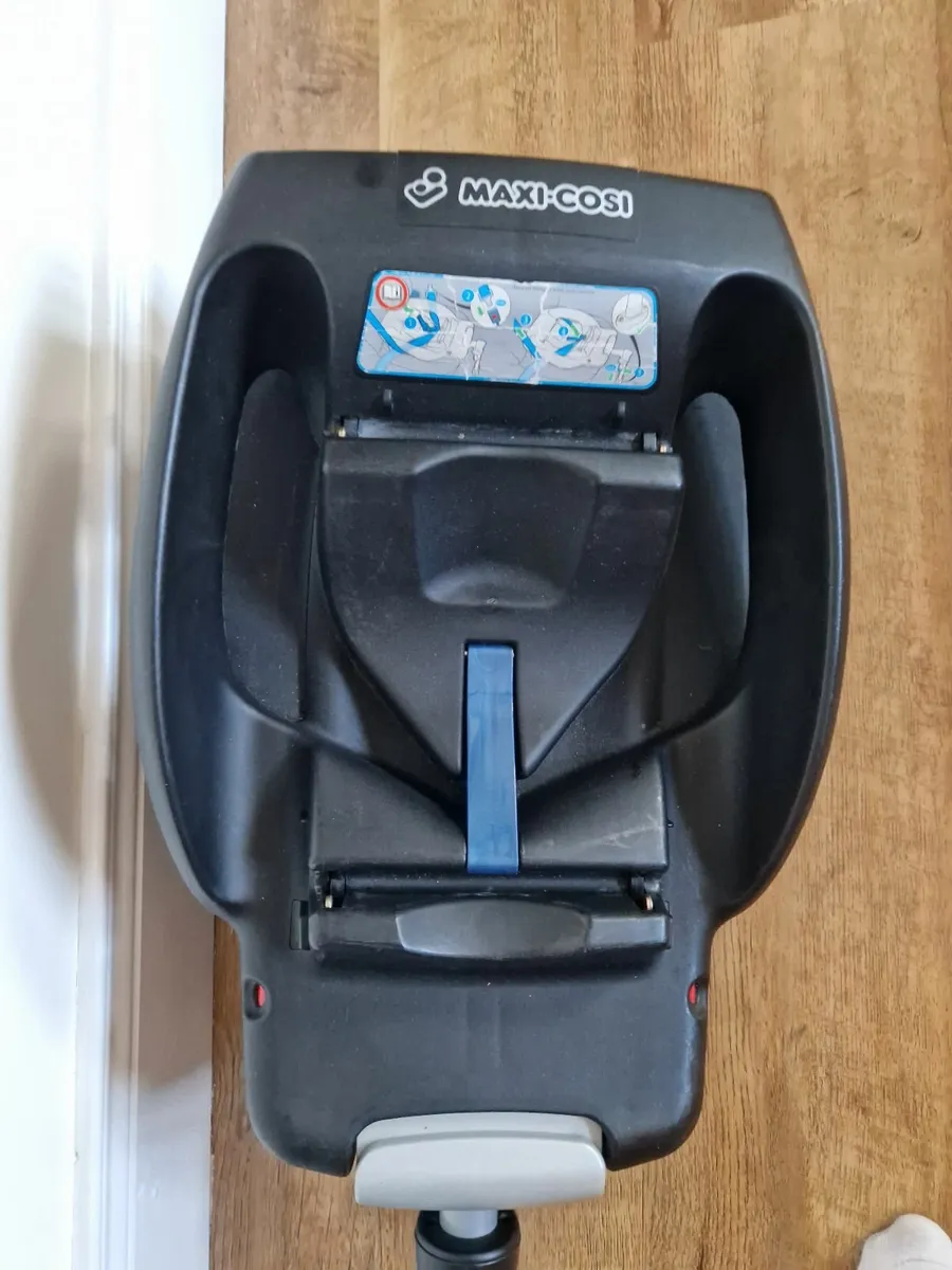 Car seat and iso fix base - Image 1