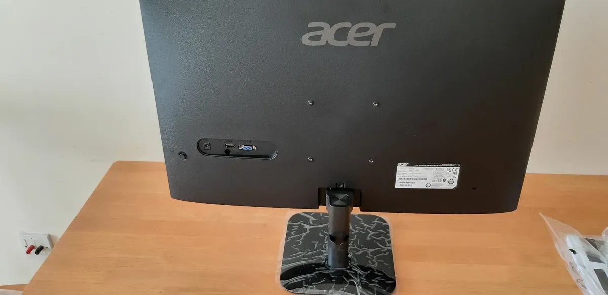 Brandnew Acer Monitors and Docking station - Image 2