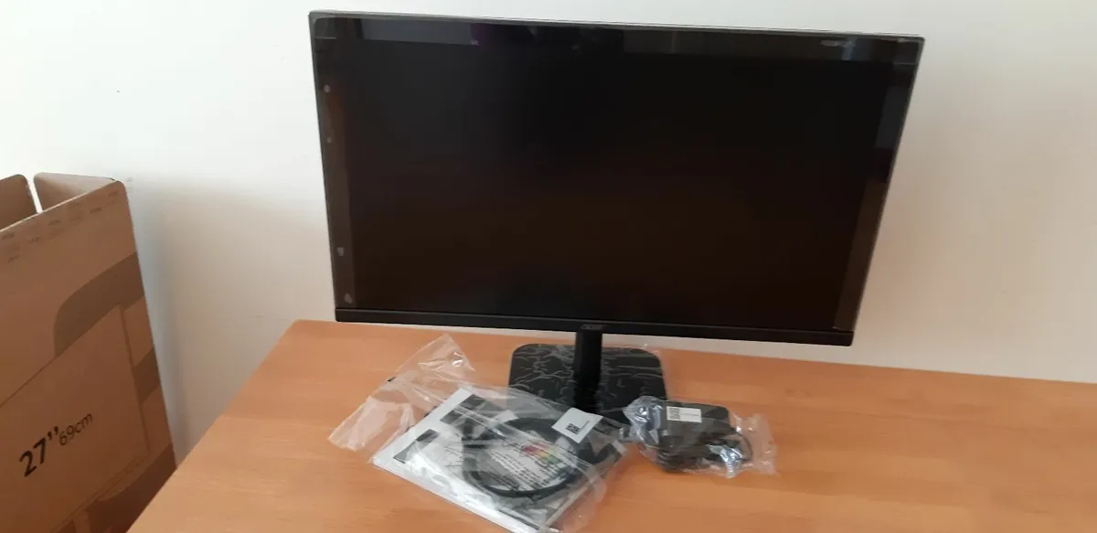 Brandnew Acer Monitors and Docking station - Image 4