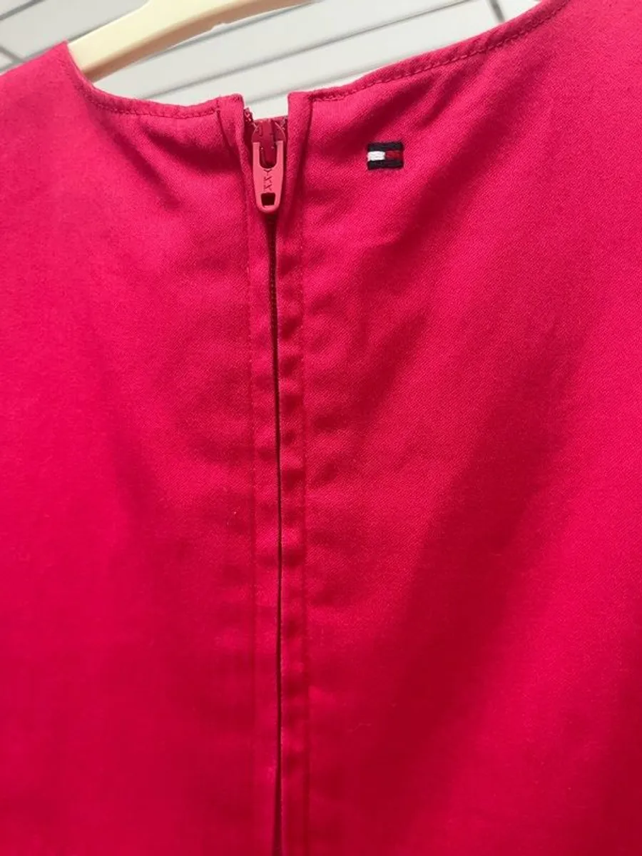 Tommy Hilfiger girl's dress, Age 6 (Free girls clothes/items for first buyer to offer asking price on this) - Image 4