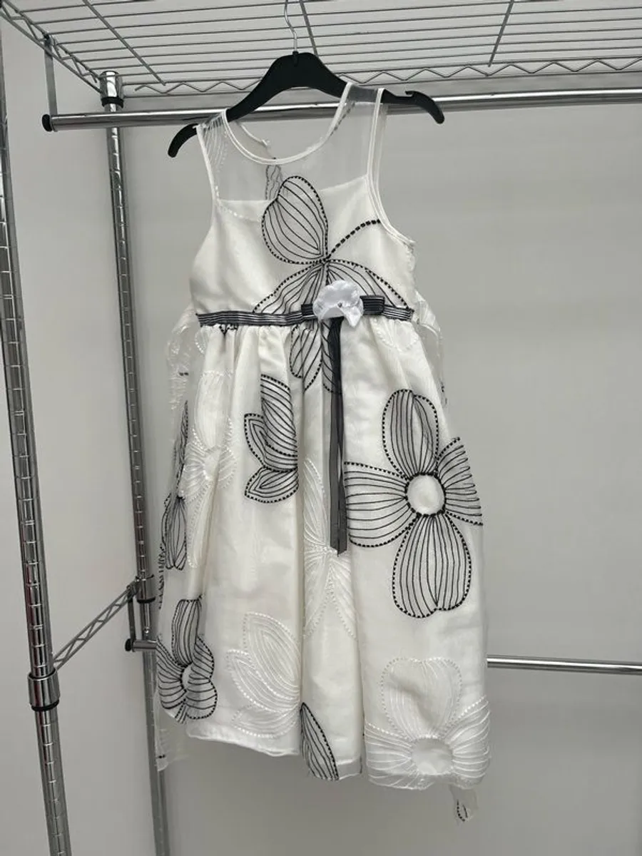 Pippa & Julie girl's dress, Age 6 (Free girls clothes/items for first buyer to offer asking price on this) - Image 1