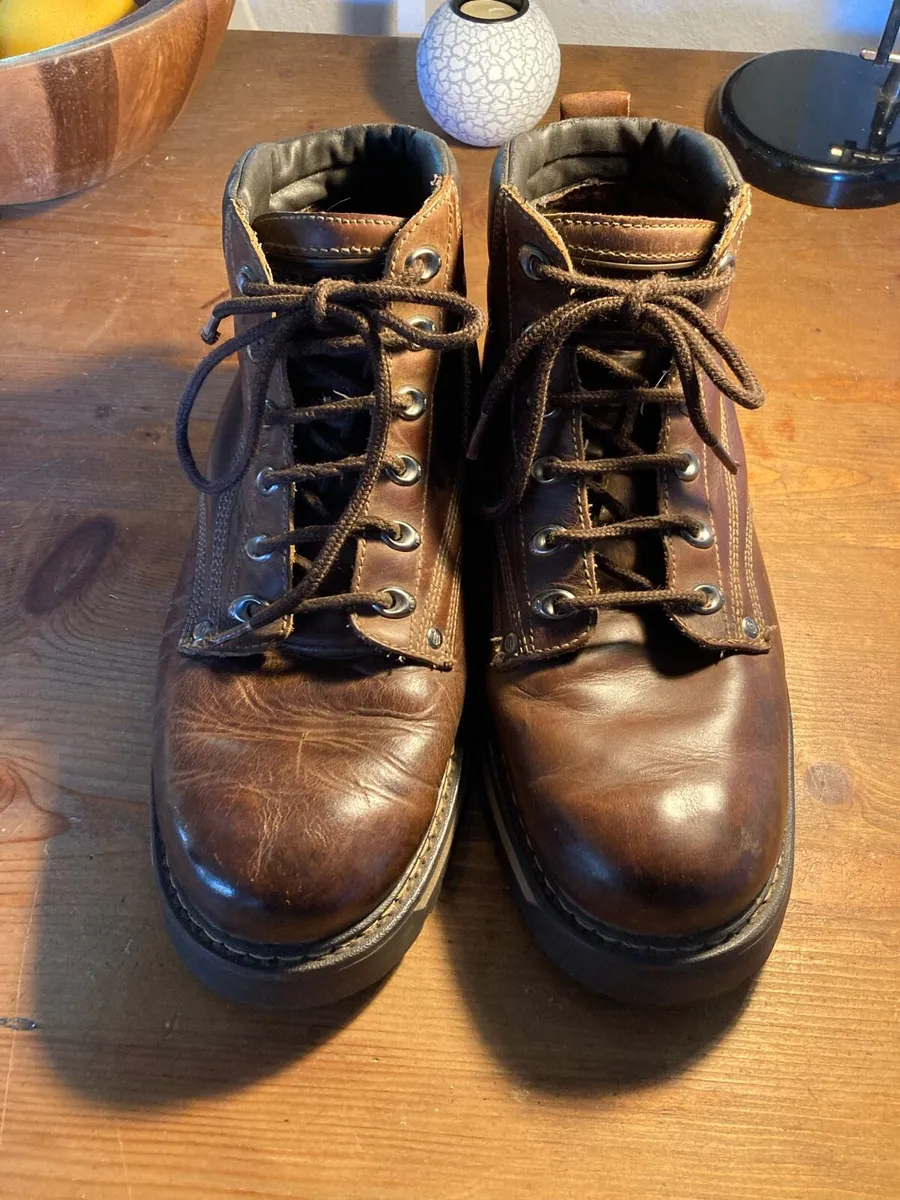 Skechers walking boots size 10 - Image 1