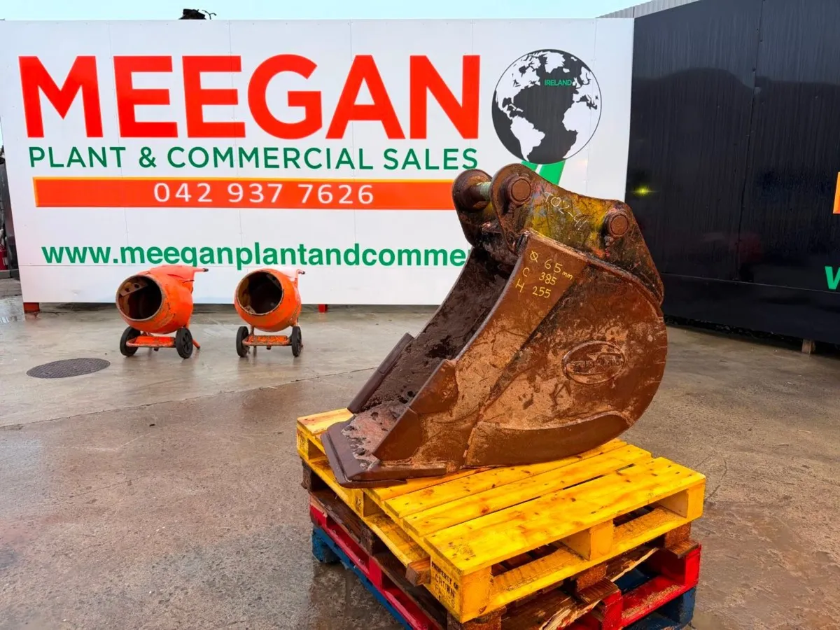 18" DIGGING BUCKET ....65MM PINS ......1599T - Image 1