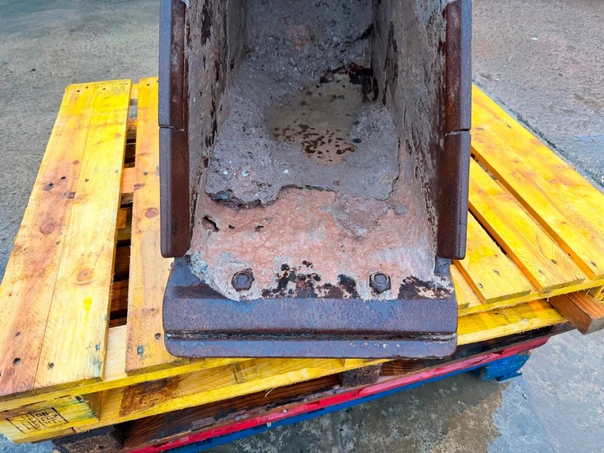 18" DIGGING BUCKET ....65MM PINS ......1599T - Image 4