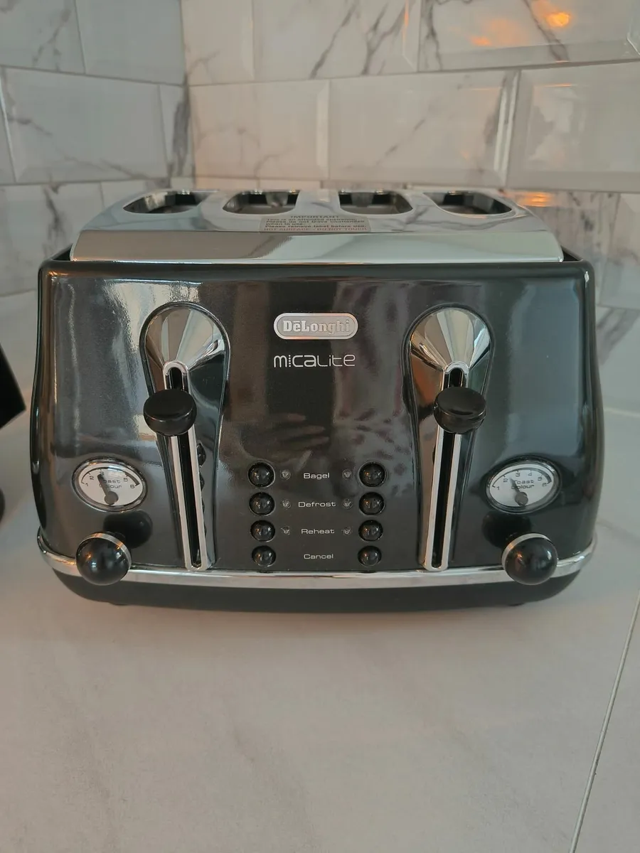 Delonghi 4 slice toaster - Image 1