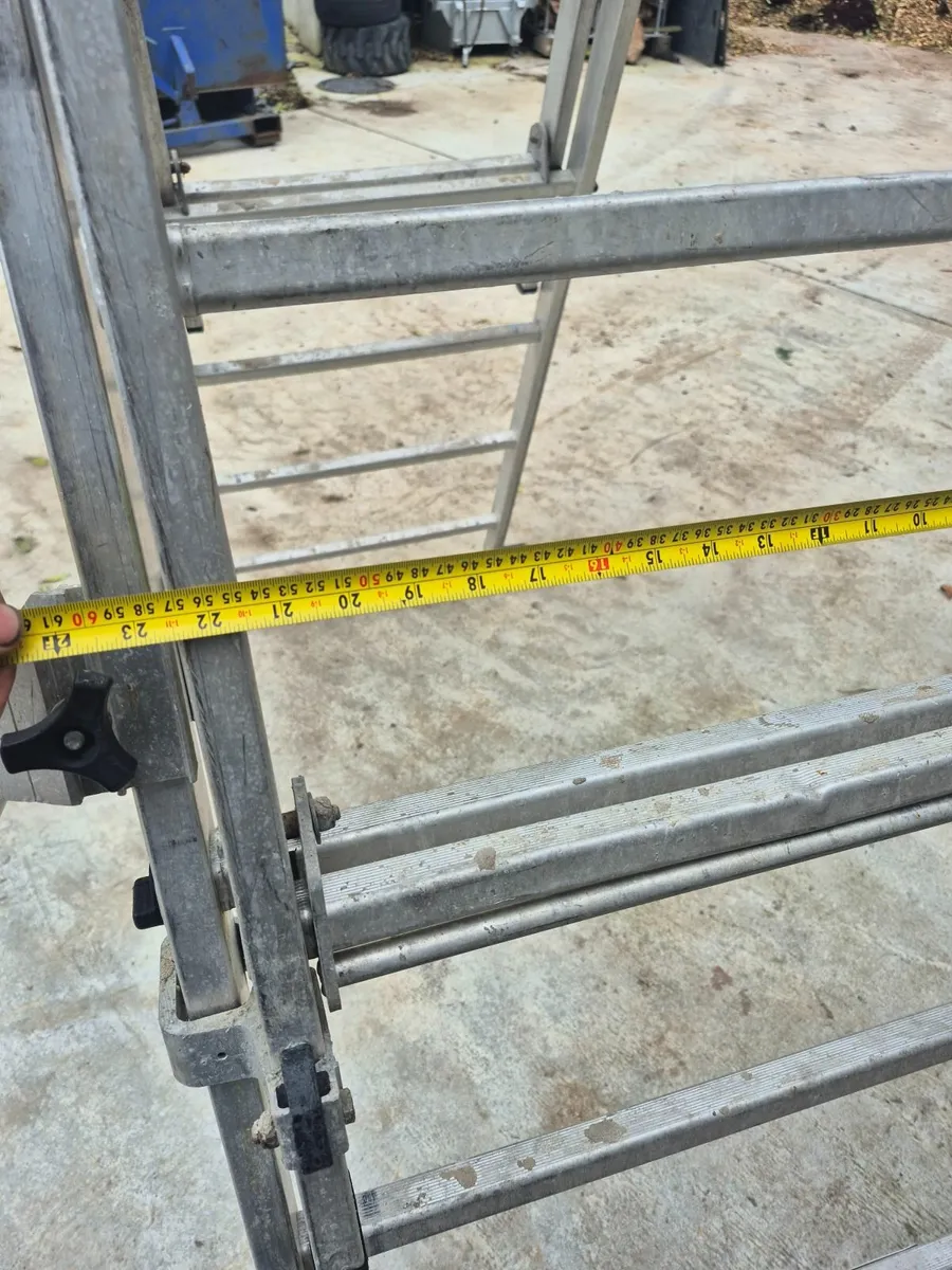 Platform ladder adjustable legs - Image 3