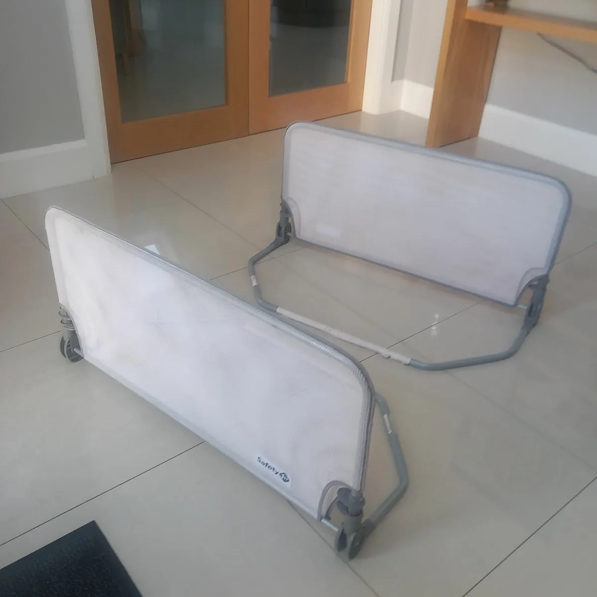 Child bed rail. - Image 1