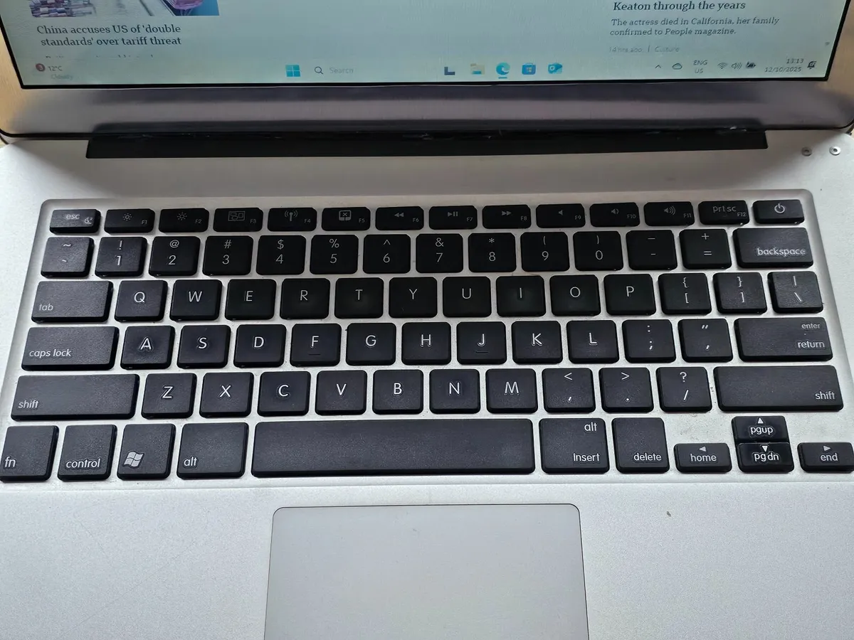 Laptop 13.5" Intel core i3 Windows 11 Pro Ultraboo - Image 4