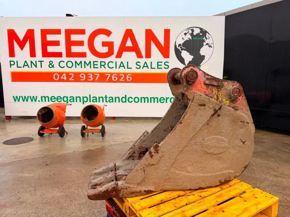 18" DIGGING BUCKET 13 TON .....65MM .....1597T - Image 1