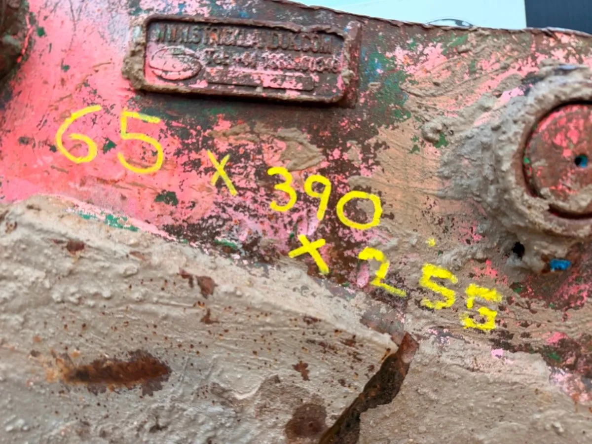 18" DIGGING BUCKET 13 TON .....65MM .....1597T - Image 4