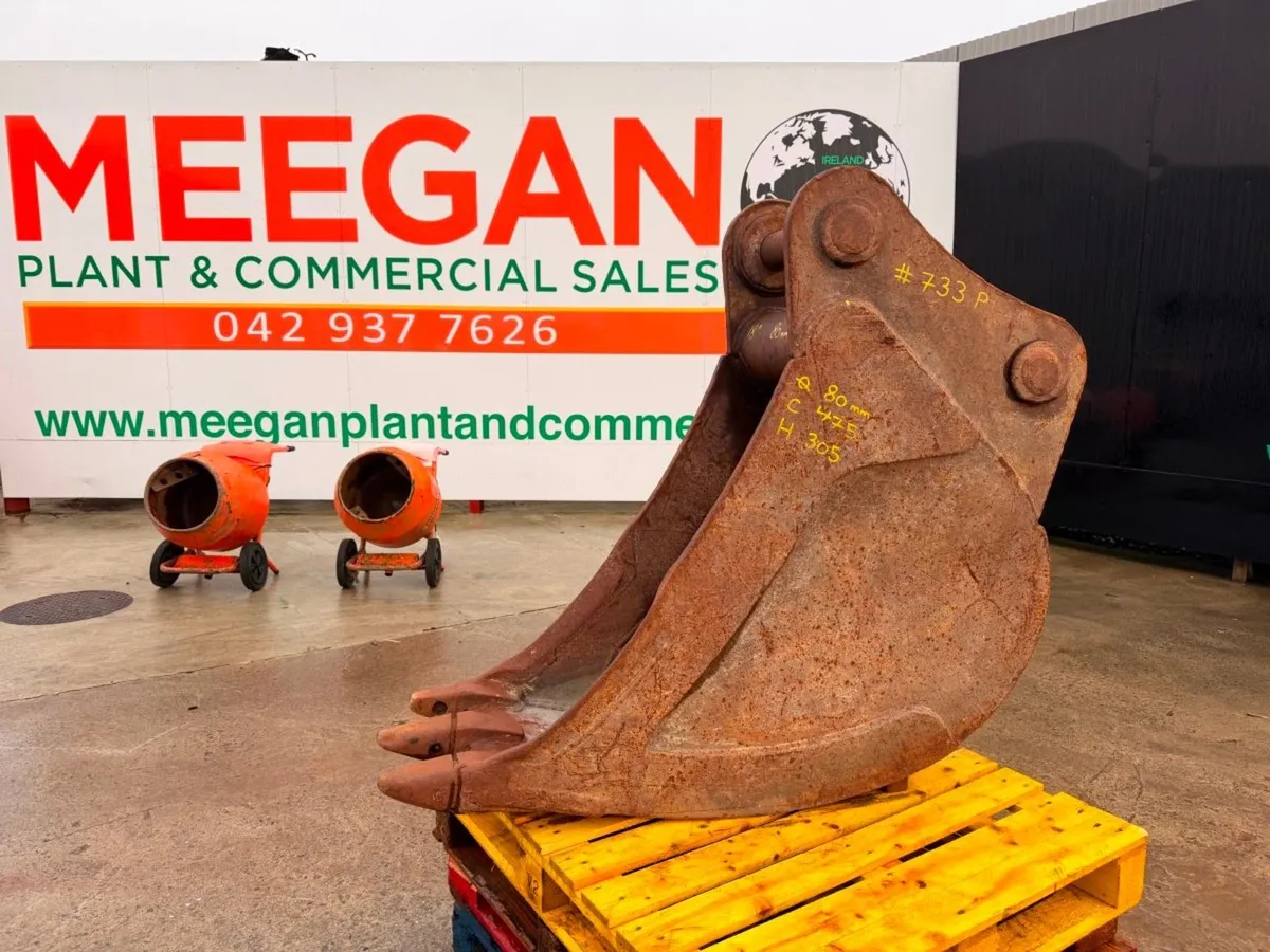 18" DIGGING BUCKET 20 TON.....80MM .....733P - Image 1