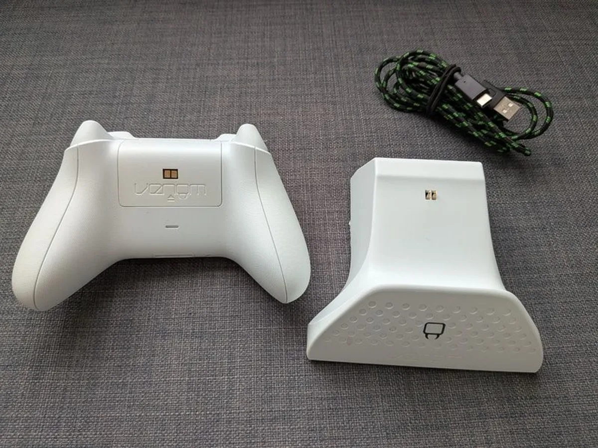 Xbox Series S + Controller charger - barely used - Image 2