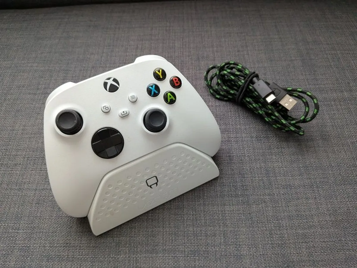 Xbox Series S + Controller charger - barely used - Image 3